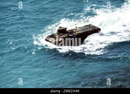 Un véhicule d'assaut amphibie AAVP-7 du corps des Marines des États-Unis se dirige vers la station navale, Roosevelt Roads, Porto Rico, transportant une équipe de Marines colombiennes qui feront un assaut de plage dans le cadre d'UNITAS XXV, Exercice impliquant des forces des États-Unis et de six nations sud-américaines. Sujet opération/série: UNITAS XXV pays: Océan Atlantique (AOC) Banque D'Images