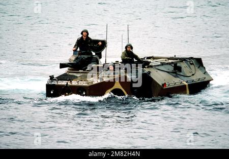 Après avoir transportant une équipe de Marines colombiennes à terre pour un assaut de plage sur la station navale, Roosevelt Roads, Porto Rico, un véhicule amphibie du corps des Marines américain AAVP-7 retourne au navire-citerne USS FAIRFAX COUNTY (LST 1193). L'assaut fait partie d'UNITAS XXV, un exercice impliquant des forces des États-Unis et de six nations sud-américaines. Sujet opération/série: UNITAS XXV pays: Océan Atlantique (AOC) Banque D'Images