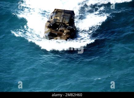 Un véhicule d'assaut amphibie AAVP-7 du corps des Marines colombiens se dirige vers le rivage pour un assaut de plage sur la base navale, Roosevelt Roads, Porto Rico. L'assaut fait partie d'UNITAS XXV, un exercice impliquant des forces des États-Unis et de six nations sud-américaines. Sujet opération/série: UNITAS XXV pays: Océan Atlantique (AOC) Banque D'Images