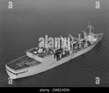 Vue aérienne en tribord du quart de la burette de reconstitution ancrée USS ROANOKE (AOR 7). Pays : inconnu Banque D'Images