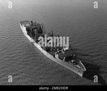 Vue aérienne de l'avant tribord de l'huileur de reconstitution ancré USS ROANOKE (AOR 7). Pays : inconnu Banque D'Images