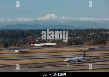 Un vol Delta Airlines A330-900 débarque à l'aéroport international de Seattle-Tacoma à SeaTac, Washington, mardi, 10 janvier 2023. Banque D'Images