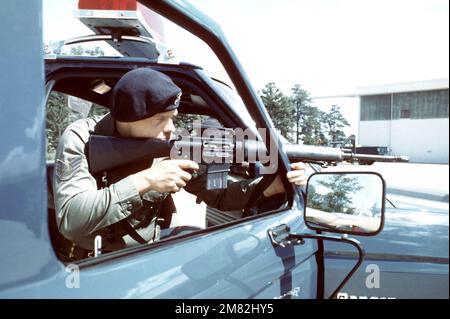 LE sergent D'ÉTAT-MAJOR George Maxim de l'escadron 30th de la police de sécurité vise un fusil M16 pendant une compétition de chargement d'armes. Base: Plattsburgh Air Force base État: New York (NY) pays: Etats-Unis d'Amérique (USA) Banque D'Images