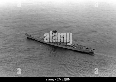 Vue surélevée du quartier portuaire de l'USS IOWA (BB-61) en cours avec un HÉLICOPTÈRE UH-1 Iroquois stationné sur le fantail. Pays : inconnu Banque D'Images