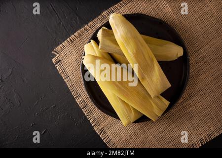 Tamales de ELOTE, également appelé Uchepos.Cuisine mexicaine typique.Peut être servi avec de la salsa verte et accompagné de crème aigre ou servi comme une couverture de dessert Banque D'Images