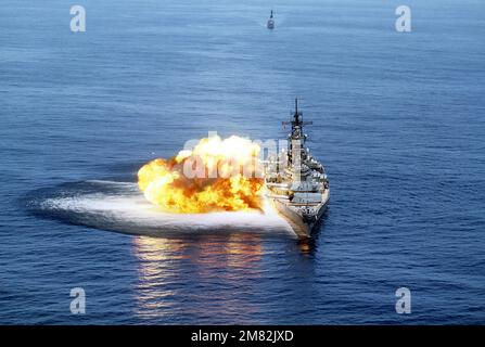 Une vue aérienne de l'arc du cuirassé USS IOWA (BB-61) avec ses 15 canons (neuf 16 pouces et six 5 pouces) tirant un salvo du côté tribord. Pays : Océan Pacifique (POC) Banque D'Images