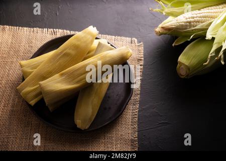 Tamales de ELOTE, également appelé Uchepos.Cuisine mexicaine typique.Peut être servi avec de la salsa verte et accompagné de crème aigre ou servi comme une couverture de dessert Banque D'Images