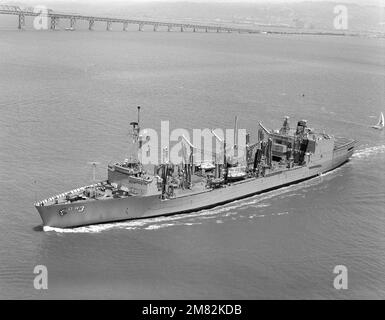 Vue aérienne sur le port du lubrificateur USS KANSAS CITY (AOR 3) de la classe Wichita en cours. Pays : inconnu Banque D'Images