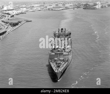 Vue aérienne de l'avant-plan du lubrificateur USS KANSAS CITY (AOR 3) de la classe Wichita en cours. Pays : inconnu Banque D'Images