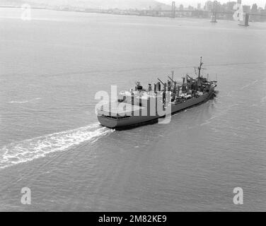 Vue aérienne du quartier à tribord du lubrificateur USS KANSAS CITY (AOR 3) de la classe Wichita en cours. Pays : inconnu Banque D'Images