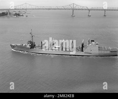 Vue aérienne du barrage du port du lubrificateur USS KANSAS CITY (AOR 3) de la classe Wichita en cours. Pays : inconnu Banque D'Images