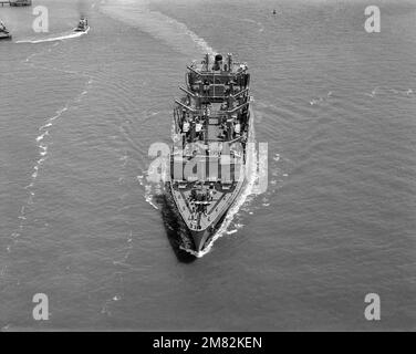 Vue aérienne de l'avant-plan du lubrificateur USS KANSAS CITY (AOR 3) de la classe Wichita en cours. Pays : inconnu Banque D'Images