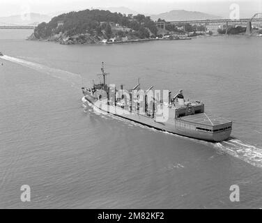 Vue aérienne du quartier portuaire du lubrificateur USS KANSAS CITY (AOR 3) de la classe Wichita en cours. Pays : inconnu Banque D'Images