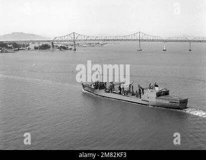 Vue aérienne du quartier portuaire du lubrificateur USS KANSAS CITY (AOR 3) de la classe Wichita en cours. Pays : inconnu Banque D'Images