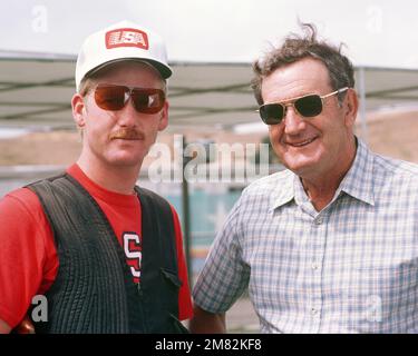 Sergent-CHEF Burl Branham, à droite, armée américaine (Ret.) De fort Benning, en Géorgie, entraîne l'équipe de fusil de chasse qui participe aux Jeux olympiques d'été de 1984. Le sergent D'ÉTAT-MAJOR Daniel Carlisle est debout avec lui, un médaillé de bronze dans l'événement de tir au piège. Base: Chino État: Californie (CA) pays: États-Unis d'Amérique (USA) Banque D'Images