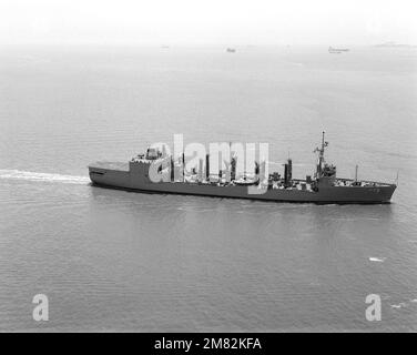 Vue aérienne à tribord du feu de ravitaillement de la classe Wichita USS KANSAS CITY (AOR 3) en cours. Pays : inconnu Banque D'Images