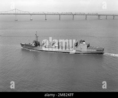 Vue aérienne du barrage du port du lubrificateur USS KANSAS CITY (AOR 3) de la classe Wichita en cours. Pays : inconnu Banque D'Images