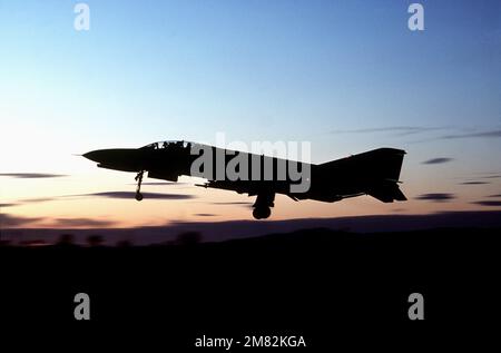 Vue latérale gauche d'un F-4G Phantom II Wild Weasel qui atterrit. Base : George Air Force base État : Californie (CA) pays : États-Unis d'Amérique (USA) Banque D'Images