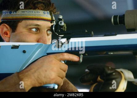 Armée 1st le lieutenant Glenn Dubis de fort Benning, en Géorgie, participe à la compétition de tir aux Jeux olympiques d'été de 1984. Base: Chino État: Californie (CA) pays: États-Unis d'Amérique (USA) Banque D'Images