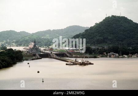 Vue de l'arc à tribord du cuirassé USS IOWA (BB 61) dans les écluses de Pedro Miguel pendant son transit du canal. État: Zone Canal pays: Panama (PAN) Banque D'Images