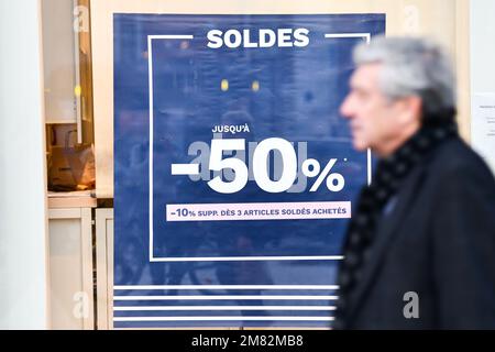 Affiches dans divers magasins français, début de la saison de magasinage avec des réductions et des ventes sur de nombreux produits. Remise (réduction) et illustration de la vente à Paris, France sur 11 janvier 2023. Banque D'Images