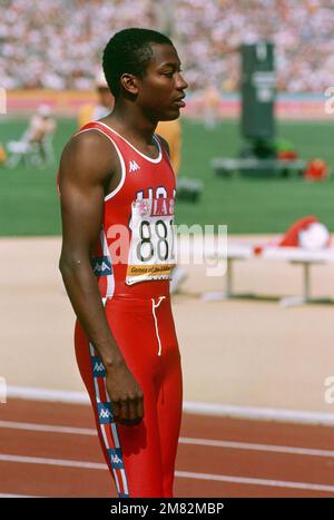 Air Force 2nd le lieutenant Alonzo Babers, de l'US Air Force Academy, à Colorado Springs, au Colorado, participe à l'épreuve sur piste et terrain de 400 mètres aux Jeux olympiques d'été de 1984. Il a terminé premier dans la première chaleur de l'événement. Base : Los Angeles État : Californie (CA) pays : États-Unis d'Amérique (USA) Banque D'Images
