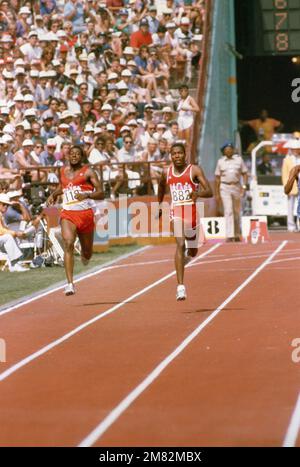 Air Force 2nd le lieutenant Alonzo Babers (numéro 882) de l'US Air Force Academy, Colorado Springs, Colorado, participe à l'épreuve de terrain et de course de mètres aux Jeux olympiques d'été de 1984. Il a terminé premier dans la première chaleur de l'événement. Base : Los Angeles État : Californie (CA) pays : États-Unis d'Amérique (USA) Banque D'Images