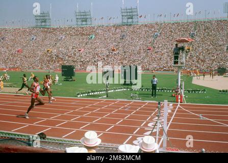 Air Force 2nd le lieutenant Alonzo Babers, en premier plan, de l'US Air Force Academy, Colorado Springs, participe à l'épreuve sur piste et terrain de 400 mètres aux Jeux olympiques d'été de 1984. Il a terminé premier dans la première chaleur de cet événement. Base : Los Angeles État : Californie (CA) pays : États-Unis d'Amérique (USA) Banque D'Images