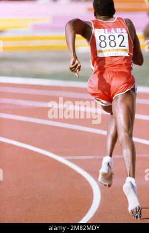 Air Force 2nd Lieutenant Alonzo Babers de l'US Air Force Academy, Colorado Springs, Colorado, course dans la troisième chaleur de l'épreuve de piste et de terrain de 400 mètres aux Jeux olympiques d'été de 1984. Il a fini la chaleur en première place. Base : Los Angeles État : Californie (CA) pays : États-Unis d'Amérique (USA) Banque D'Images