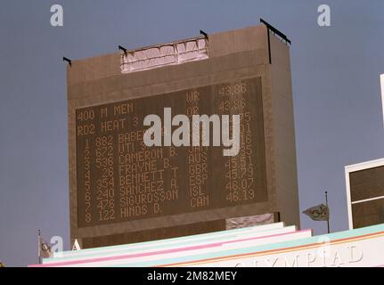 Le tableau de bord montrant Air Force 2nd Lieutenant Alonzo Babers comme le gagnant dans la chaleur 3rd de l'épreuve de 400 mètres de piste aux Jeux Olympiques d'été 1984. 2Lt Babers est affecté à la US Air Force Academy, Colorado Springs, Colorado. Base : Los Angeles État : Californie (CA) pays : États-Unis d'Amérique (USA) Banque D'Images