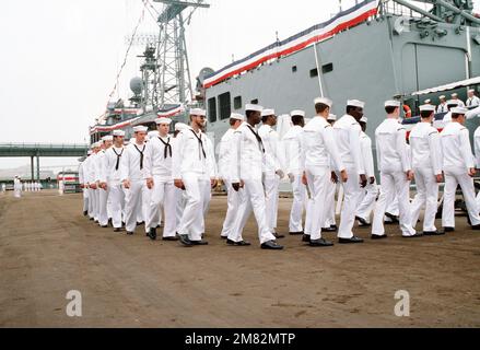 Les hommes d'équipage marchent en formation, vers l'échelle d'hébergement, pour monter à bord de la frégate de missiles guidés USS ROBERT G. BRADLEY (FFG 49) pendant la cérémonie de mise en service du navire. Base: Portsmouth État: New Hampshire (NH) pays: Etats-Unis d'Amérique (USA) Banque D'Images