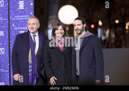 Paris, France.20th Nov, 2022.Marc-Antoine Jamet, Anne Hidalgo, Tahar Rahim assistent aux lumières de Noël sur l'avenue des champs-Élysées à Paris, France Banque D'Images