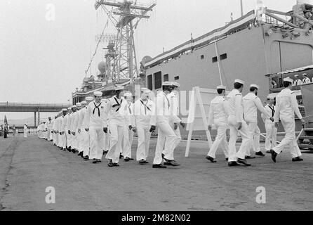 Les membres de l'équipage se rendent à l'échelle d'hébergement pour monter à bord de la frégate de missiles guidés USS ROBERT G. BRADLEY (FFG 49) pendant la cérémonie de mise en service du navire. Base: Portsmouth État: New Hampshire (NH) pays: Etats-Unis d'Amérique (USA) Banque D'Images