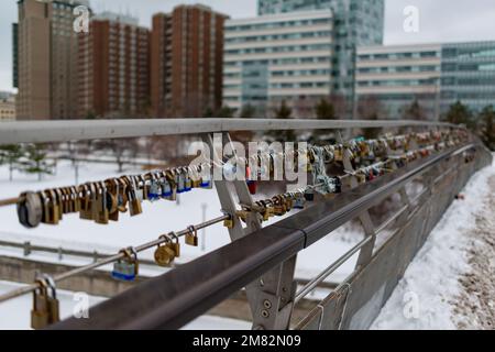 Cadenas sur la passerelle de Corktown, Ottawa (Ontario), Canada Banque D'Images