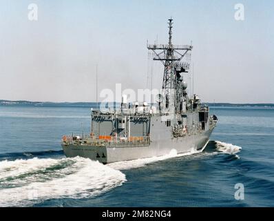 Vue à tribord de la frégate de missiles guidé de la classe Oliver Hazard Perry ROBERT G. BRADLEY (FFG 49) en cours pendant les sentiers maritimes. Pays : inconnu Banque D'Images