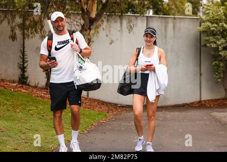 Melbourne, Australie. 12th janvier 2023. Tennis, Open d'Australie, qualification, femmes, 3rd tour: Kasintseeva (Andorre) - Lys (Allemagne). EVA Lys (r) et son entraîneur et son père Vladimir Lys traversent le terrain de tournoi à Melbourne Park. L'natif de Hambourg s'est qualifié pour le tirage principal lors d'un tournoi Grand Chelem pour la première fois à son anniversaire de 21st. L'Open d'Australie aura lieu du 16 au 29 janvier 2023. Credit: Frank Molter/dpa/Alay Live News Banque D'Images