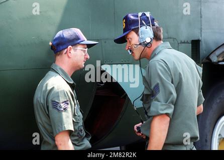 Les membres de l'escadron tactique de transport aérien 50th discutent d'une unité motrice sur un avion C-130 Hercules au cours de l'exercice conjoint États-Unis/Brésil SACI '84. Sujet opération/série: SACI '84 base: Rio de Janeiro pays: Brésil (BRA) Banque D'Images