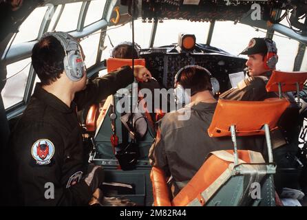 MAJ. Luiz Sergio de Oliveiro Araujon, de l'armée de l'air brésilienne, à gauche, vole avec les membres de l'escadron de transport aérien tactique 50th à bord d'un avion C-130E Hercules lors de l'exercice conjoint États-Unis/Brésil SACI '84. Sujet opération/série: SACI '84 base: Rio de Janeiro pays: Brésil (BRA) Banque D'Images