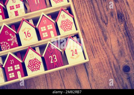 calendrier perpétuel en bois sous forme de maison Banque D'Images