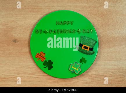 Message de Saint Patrick avec décorations vertes Banque D'Images