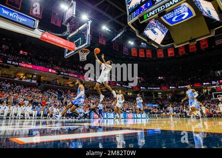 10 janvier 2023: La garde des cavaliers de Virginie Reece Beekman (2) obtient une mise à pied de rupture contre la Caroline du Nord Tar talons garde R.J. Davis (4) lors de la première moitié de la rencontre ACC Basketball au John Paul Jones Arena de Charlottesville, en Virginie. (Scott Kinser/Cal Sport Media) Banque D'Images