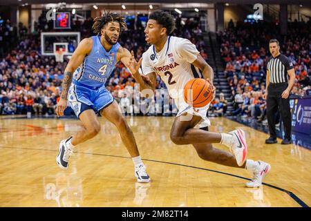 10 janvier 2023: Caroline du Nord Tar talons garde R.J. Davis (4) garde Virginia Cavaliers garde Reece Beekman (2) alors qu'il se rend au panier pendant la première moitié du match de basketball de l'ACC au John Paul Jones Arena de Charlottesville, en Virginie. (Scott Kinser/Cal Sport Media) Banque D'Images