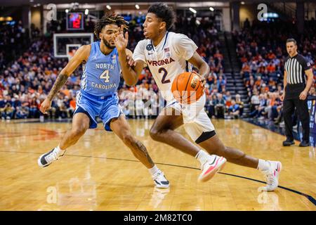 10 janvier 2023: Caroline du Nord Tar talons garde R.J. Davis (4) défend la route de Virginia Cavaliers garde Reece Beekman (2) pendant la première moitié du match de basketball de l'ACC au John Paul Jones Arena de Charlottesville, va. (Scott Kinser/Cal Sport Media) Banque D'Images