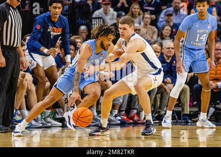 10 janvier 2023: Caroline du Nord Tar talons garde R.J. Davis (4) tente de se déplacer dans Virginia Cavaliers garde Isaac McKenneely (11) pendant la première moitié de l'ACC Basketball match à la John Paul Jones Arena à Charlottesville, va. (Scott Kinser/Cal Sport Media) Banque D'Images