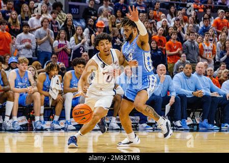 10 janvier 2023: Le garde des cavaliers de Virginie Kihei Clark (0) est fouillé par la garde des talons de goudron de Caroline du Nord R.J. Davis (4) se rend au panier pendant la première moitié du match ACC Basketball à la John Paul Jones Arena de Charlottesville, en Virginie. (Scott Kinser/Cal Sport Media) Banque D'Images