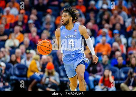 10 janvier 2023: Caroline du Nord Tar talons garde R.J. Davis (4) met le ballon sur le terrain pendant la deuxième moitié du match de basketball de l'ACC à la John Paul Jones Arena de Charlottesville, en Virginie. (Scott Kinser/Cal Sport Media) Banque D'Images