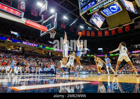 10 janvier 2023: Caroline du Nord Tar talons garde R.J. Davis (4) prend des photos de Virginia Cavaliers en avant Ben Vander Plas (5) pendant la deuxième moitié du match ACC Basketball au John Paul Jones Arena de Charlottesville, en Virginie. (Scott Kinser/Cal Sport Media) Banque D'Images