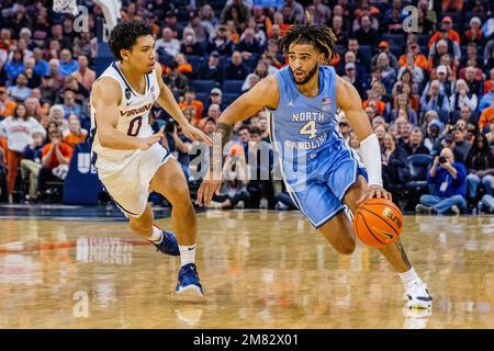 10 janvier 2023: La garde des cavaliers de Virginie Kihei Clark (0) garde la garde de Caroline du Nord Tar Heels R.J. Davis (4), qui conduit avec le ballon pendant la deuxième moitié du match ACC Basketball à l'aréna John Paul Jones à Charlottesville, en Virginie. (Scott Kinser/Cal Sport Media) Banque D'Images