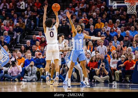 10 janvier 2023: La garde des cavaliers de Virginie Kihei Clark (0) tire un panier à trois points au-dessus de la Caroline du Nord Tar talons garde R.J. Davis (4) pendant la deuxième moitié du match de basketball de l'ACC au John Paul Jones Arena de Charlottesville, en Virginie. (Scott Kinser/Cal Sport Media) Banque D'Images