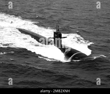 Une vue aérienne à tribord de l'arc du sous-marin d'attaque nucléaire de la classe Los Angeles USS OLYMPIA (SSN-717) est en cours. Pays : inconnu Banque D'Images